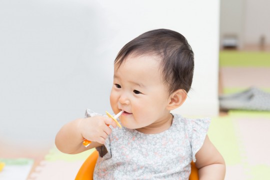 1歳までの赤ちゃんの歯磨き方法、徹底解説！